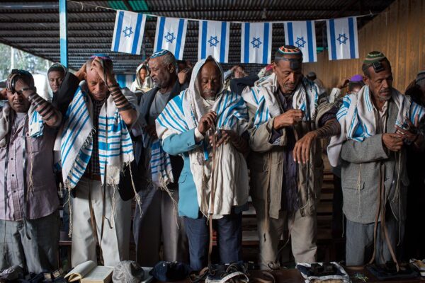 יהודים באתיופיה בבית הכנסת בגונדר, מחכים לעלות לארץ ישראל (צילום: מרים אלסטר/פלאש 90)