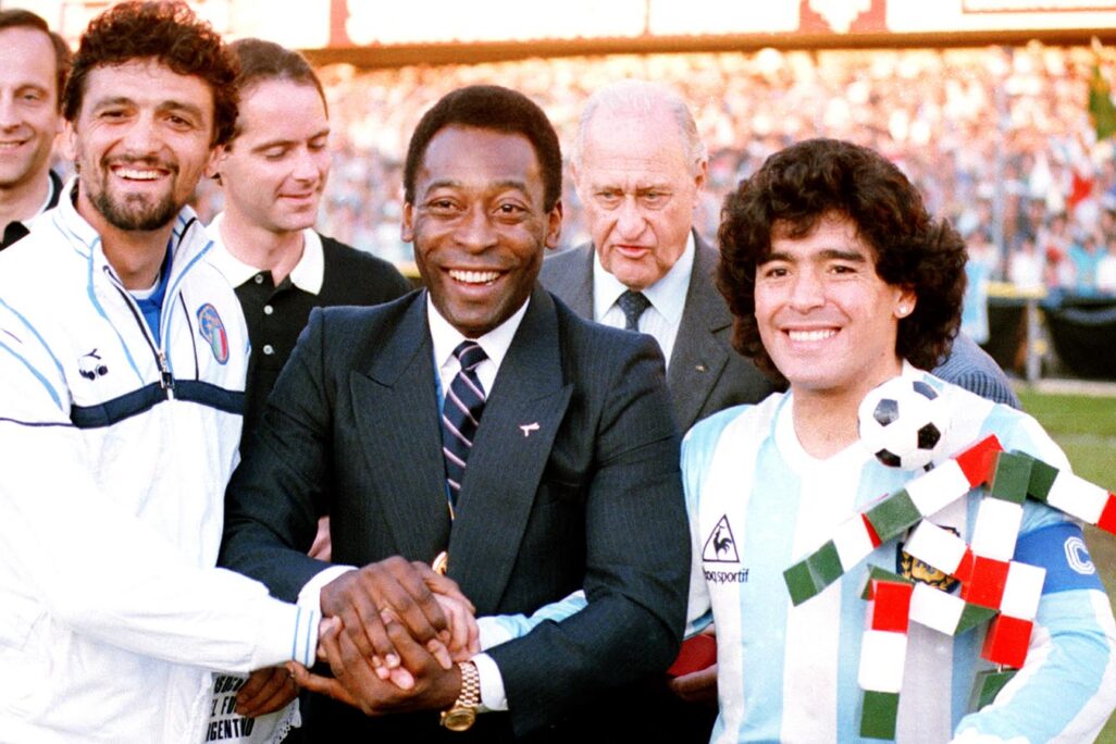 מארדונה יחד עם פלה וקפטן נבחרת איטליה, אלסנדרו אלטובלי. לפני משחק בין נבחרת ארגנטינה לנבחרת איטליה ב-1987 (צילום ארכיון: AP Photo)