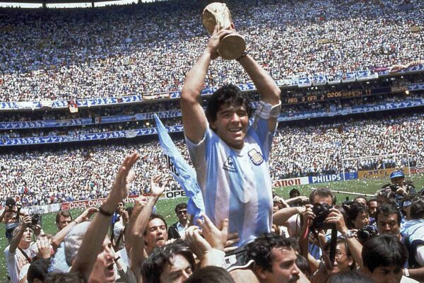 דייגו מראדונה לאחר הזכייה במונדיאל 1986. אחד הכדורגלנים הגדולים בכל הזמנים (צילום: AP Photo/Carlo Fumagalli, file).