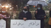 חברת הכנסת עאידה תומא-סלימאן בהפגנת מחאה בעראבה. "למען חברה נקיה מאלימות, יש לי זכות לחיות בכבוד" (צילום: אלבום פרטי)