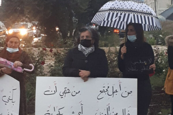 חברת הכנסת עאידה תומא-סלימאן בהפגנת מחאה בעראבה. "למען חברה נקיה מאלימות, יש לי זכות לחיות בכבוד" (צילום: אלבום פרטי)