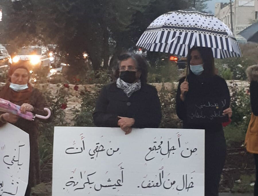 חברת הכנסת עאידה תומא-סלימאן בהפגנת מחאה בעראבה. "למען חברה נקיה מאלימות, יש לי זכות לחיות בכבוד" (צילום: אלבום פרטי)