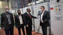 ביקור ראש הממשלה בנימין נתניהו ושר הבריאות יולי יואל אדלשטיין במפעל טבע בשוהם במקום יאוחסנו החיסונים לנגיף הקורונה. (צילום: קובי גדעון/לע"מ)

Photo by Kobi Gideon / GPO