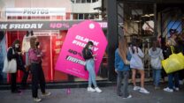 חנות בגדים בבלאק פריידי בתל אביב (צילום: מרים אלסטר/פלאש 90)