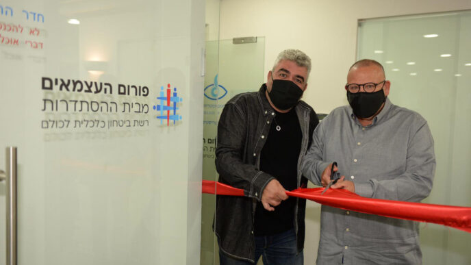 Bar-David cutting the ribbon in the new freelancers’ union office in the Histadrut (Photo: Histadrut)