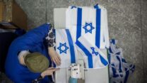ייצור כחול לבן. הוויכוח על עידוד התוצרת המקומית נמשך (צילום: יונתן סינדל  פלאש90)
