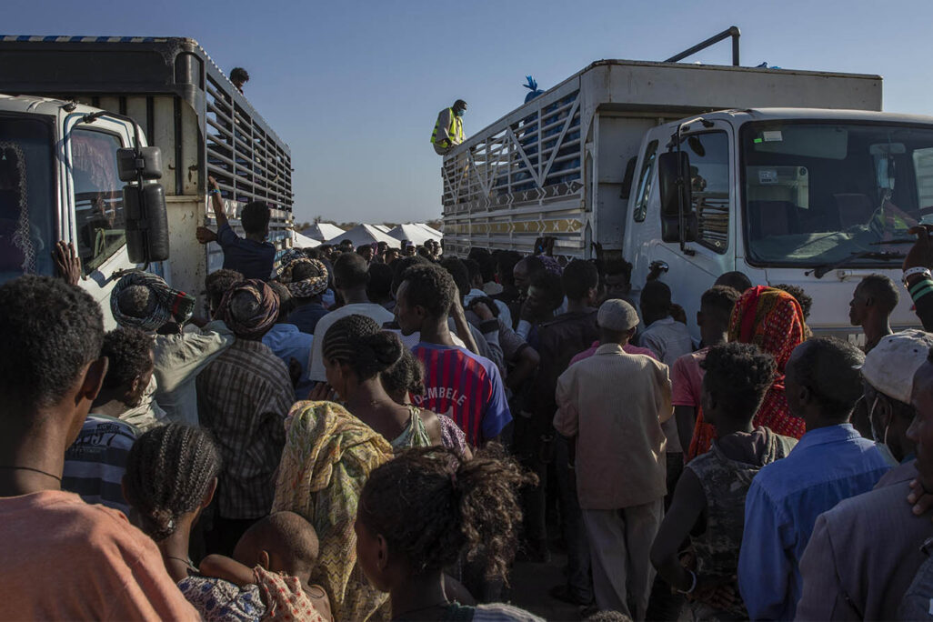 פליטים תיגרים שברחו מהחבל הבדלני לסודן השכנה מקבלים סיוע במחנה הפליטים אום רקובה שבמזרח סודן. 24 בנובמבר, 2020 (צילום: AP Photo/Nariman El-Mofty)