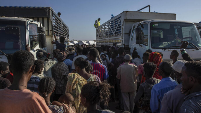 פליטים תיגריים שברחו מהחבל הבדלני לסודן השכנה מקבלים סיוע במחנה הפליטים אום רקובה שבמזרח סודן. 24 בנובמבר, 2020 (צילום: AP Photo/Nariman El-Mofty)