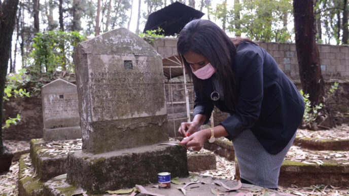 Israeli Minister of Immigration and Absorption, Pnina Tamano-Shata, visiting a Jewish cemetery during her trip to Ethiopia this month in preparation for Tzur Israel aliyah (Photo: Nataמ Veil)