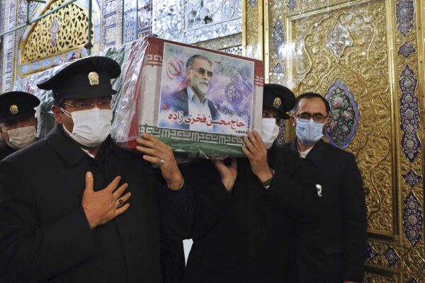 מטפלים אוחזים בארונו של מוחסן פחריזאדה. (צילום:Iranian Defense Ministry/AP)