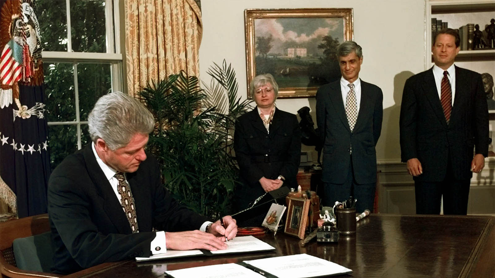 מימין: סגן-הנשיא, אל גור; שר האוצר, רוברט רובין; היועצת הכלכלה ג'נט ילן ונשיא ארה&quot;ב, ביל קלינטון במעמד חתימת תקציב. אוגוסט 1997 (צילום ארכיון: AP Photo/Ruth Fremson)