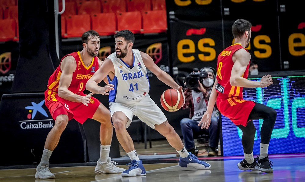 נבחרת ישראל בכדורסל מול ספרד, מוקדמות יורבאסקט 2022 (צילום: איגוד הכדורסל בישראל)