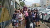 תלמידים בכניסה לבית ספר בחיפה (צילום: יהל פרג')