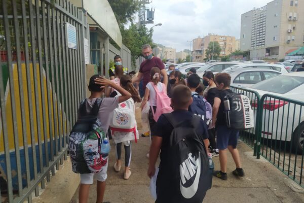 תלמידים בכניסה לבית ספר בחיפה (צילום: יהל פרג')