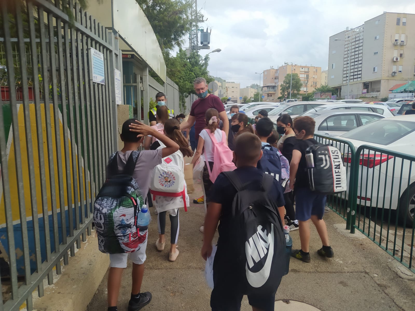 ברוך יעקובי, מנהל בית הספר עין הים בחיפה, מקבל את התלמידים בכניסה לבית הספר עם החזרה ללימודים לאחר חודש וחצי של למידה מרחוק, 1 בנובמבר 2020 (צילום: יהל פרג')