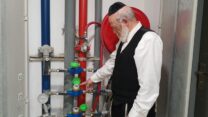 יהודה משי-זהב, יו"ר זק"א, ליד מונה מים בעיר יקנעם (צילום: זק"א)