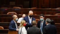 בני גנץ עם חברי כנסת מסיעת כחול לבן באולם המליאה, 10 בנובמבר 2020 (צילום: דני שם טוב, דוברות הכנסת)