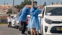 בדיקות קורונה בשיטת 'היבדק וסע' (צילום ארכיון: יוסי אלוני/פלאש90)