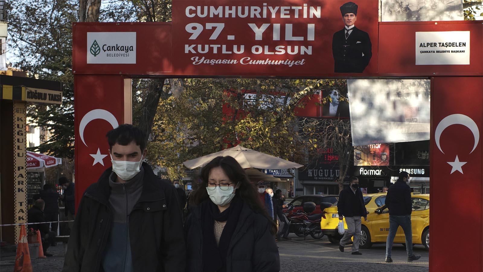 אנשים עוטים מסיכה ברחובות אנקרה, בירת טורקיה. ה-27 בנובמבר 2020 (צילום: AP Photo/Burhan Ozbilici)