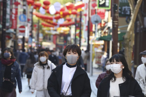 אנשים עוטים מסיכות בעיר יוקוהמה הסמוכה לטוקיה, יפן. 1 בדצמבר 2020 (צילום: AP Photo/Koji Sasahara)