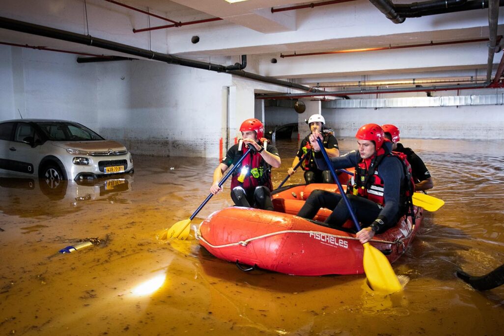 Firefighters on a search and rescue mission in a flooded parking lot in Ness Ziona. (Photo: Yossi Aloni / Flash 90)