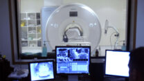 מכשיר MRI בבית החולים שערי צדק בירושלים. הפער הוא לא במכשירים, אלא בבני אדם שיפעילו אותם (צילום: פלאש 90)