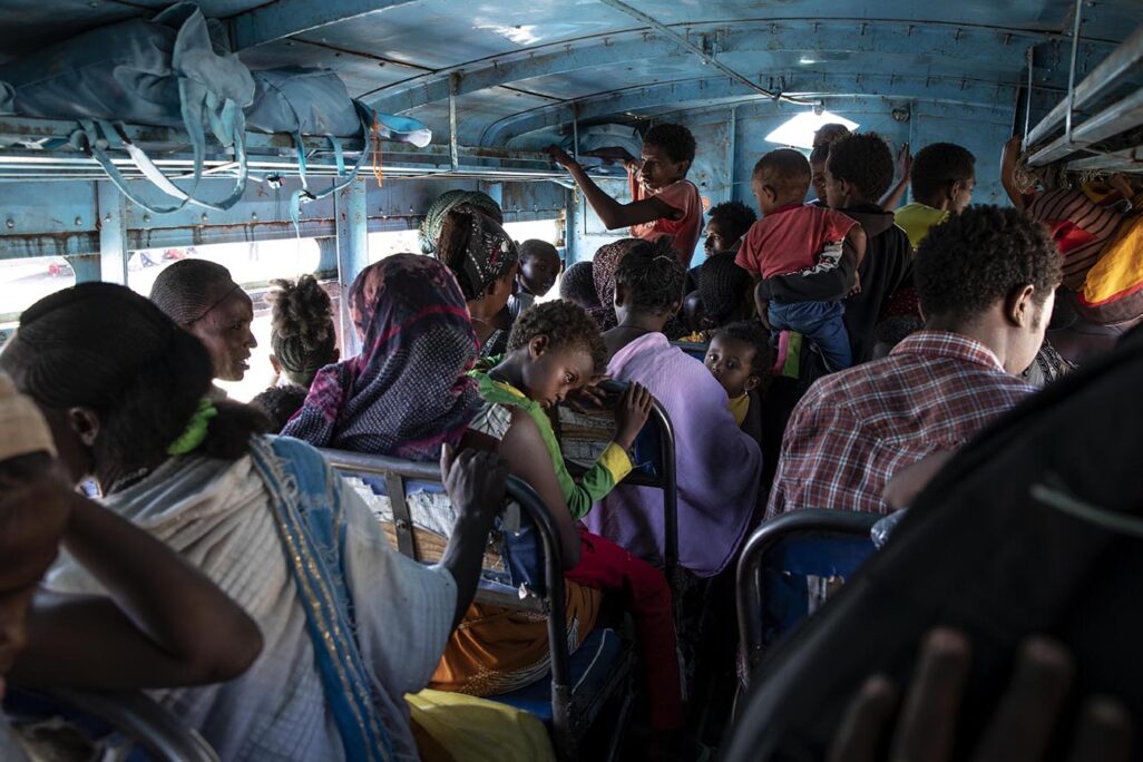 פליטים ממחוז תיגראי על אוטובוס בדרך למקלט זמני שהוקם על גבול אתיופיה-סודאן. (צילום: AP Photo/Nariman El-Mofty)