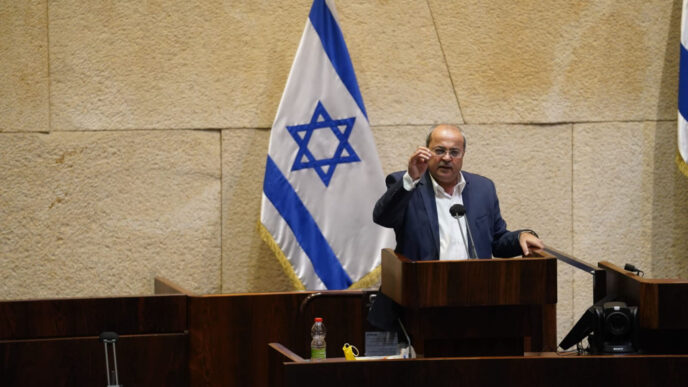 ח&quot;כ אחמד טיבי בדיון על הצעות החוק לפיזור הכנסת. (צילום: דוברות הכנסת &#8211; דני שם טוב)