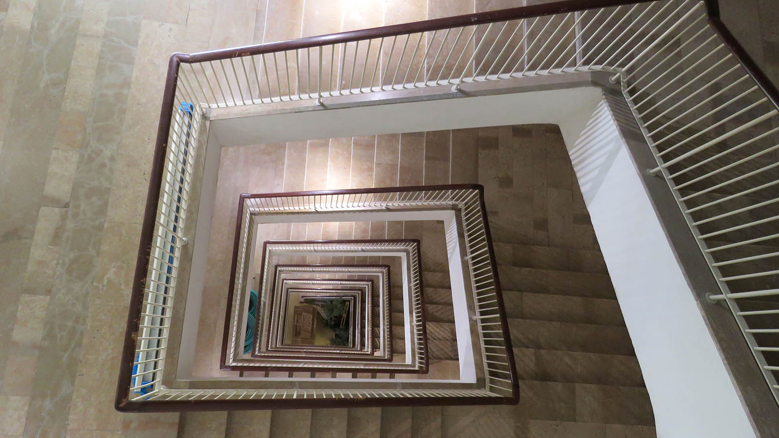 درابزين الدرج الذي يؤدي الى الطوابق العلوية (تصوير: ديانا فال)