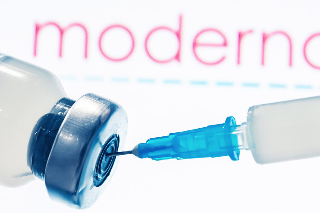 מכינים זריקה של החיסון לקורונה של חברת מודרנה. (צילום: Parilov/shutterstock.com)