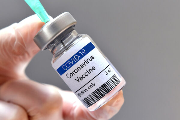אחות מכינה זריקה של החיסון לקורונה של חברת מודרנה. (צילום: Maria Kaminska/Shutterstock.com)