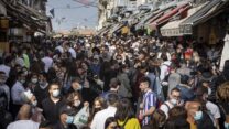 עדיין לא כל הציבור מקפיד על עטיית מסיכות. שוק מחנה יהודה. 4 בדצמבר (צילום: אוליבייה פיטוסי/פלאש90)