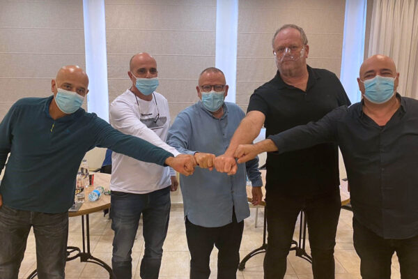 יו"ר ההסתדרות ארנון בר-דוד בסיור באזור המפרץ, עם ראשי הוועדים והנהלת בז"ן. מימין: : דורון ניסן, חנן סונטג, ארנון בר-דוד, סמי וקנין ומאיר שאשא (צילום: דוברות ההסתדרות)