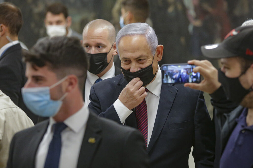ראש הממשלה בנימין נתניהו בכנסת במהלך הצבעה על הצעת חוק לפיזור הכנסת. (צילום: אלכס קולומויסקי פול, פלאש 90)