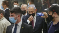 ראש הממשלה בנימין נתניהו בכנסת במהלך הצבעה על הצעת חוק לפיזור הכנסת. (צילום: אלכס קולומויסקי פול, פלאש 90)