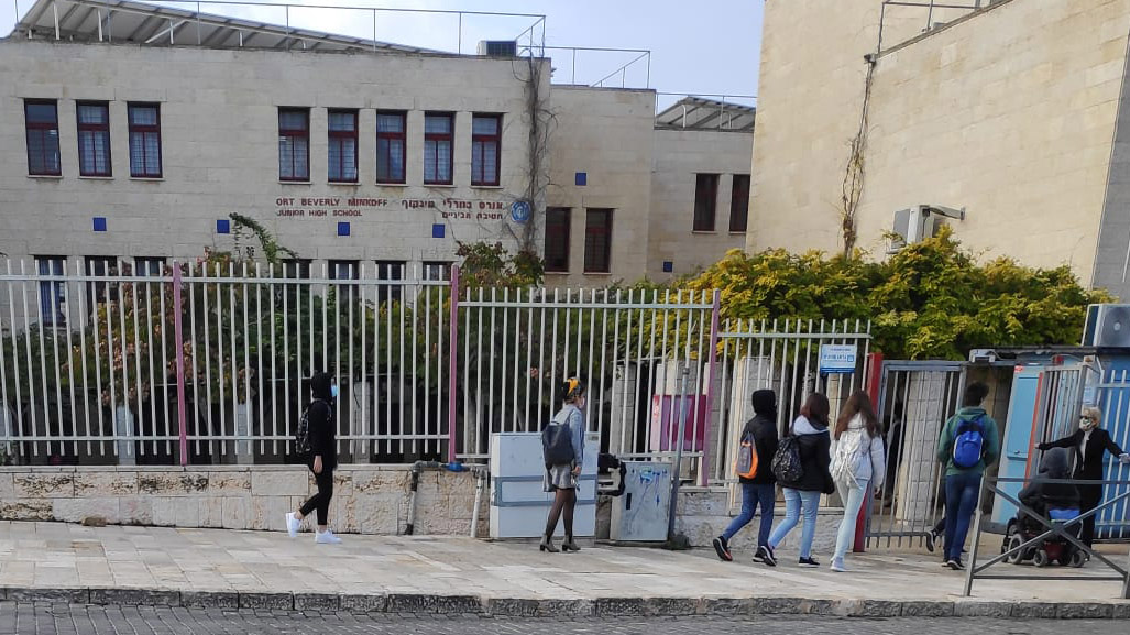בדרך לבית הספר, חטיבת מלחה בירושלים (צילום: דוד טברסקי)