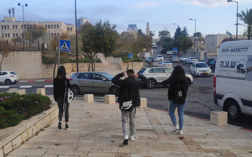 בדרך לבית הספר, חטיבת מלחה בירושלים (צילום: דוד טברסקי)