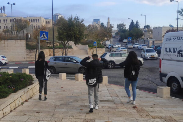 בדרך לבית הספר, חטיבת מלחה בירושלים (צילום: דוד טברסקי)