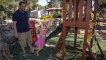 אב ובתו בגן שעשועים. למצולמים אין קשר לכתבה (צילום: גרשון אלינסון/פלאש 90)