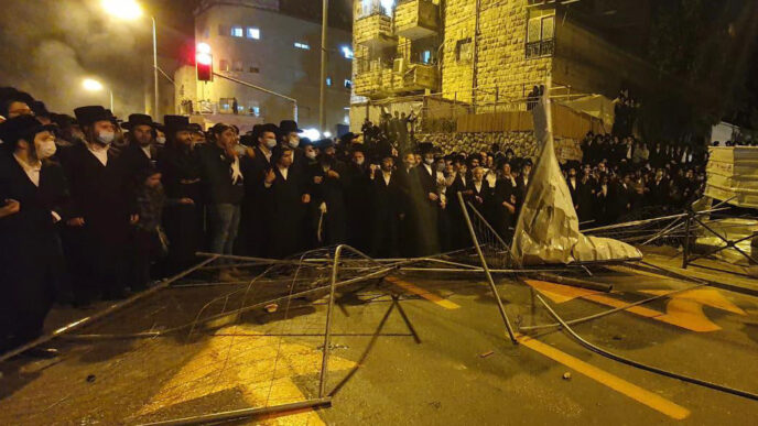 אלפי חרדים מפגינים בצומת בר אילן בירושלים. הרקע: תוואי הרכבת הקלה (צילום: דוברות המשטרה)