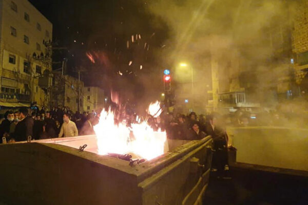 שריפת פחים וציוד הנדסי בהפגנת חרדים בצומת בר אילן בירושלים (צילום: דוברות המשטרה)