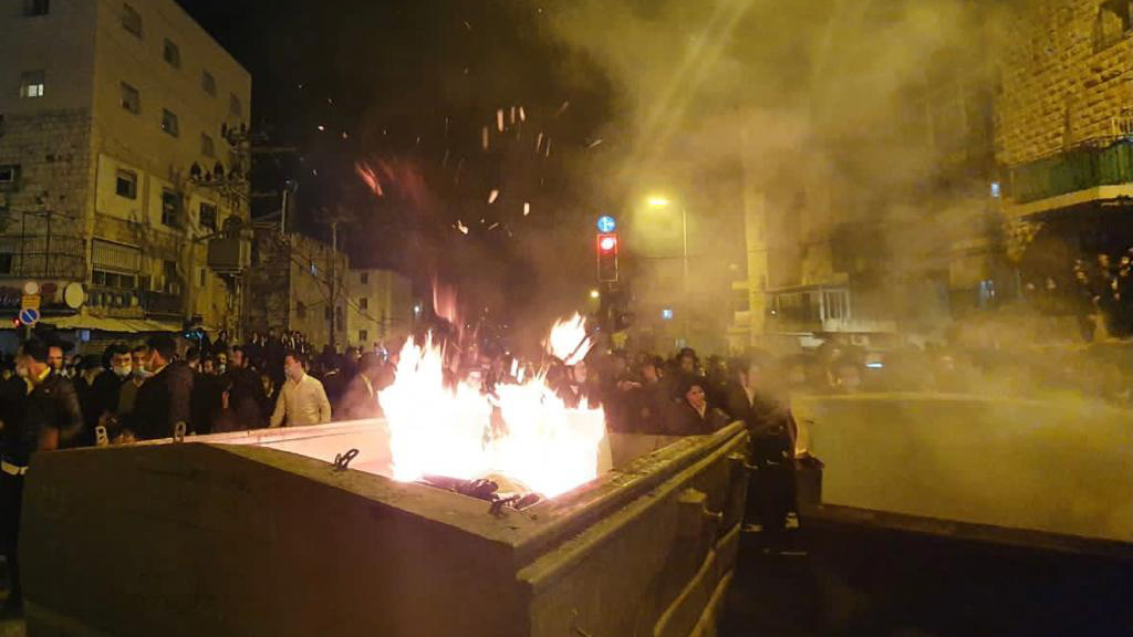 שריפת פחים וציוד הנדסי בהפגנת חרדים בצומת בר אילן בירושלים (צילום: דוברות המשטרה)