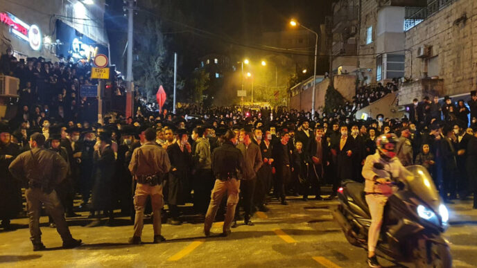 כ-4,000 חרדים מפגינים בצומת בר אילן שבירושלים בשל תוואי הרכבת הקלה (צילום: דוברות המשטרה)