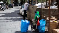 עוני ברחובות של ירושלים. (צילום: נטי שוחט/פלאש90)