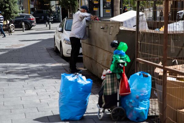 עוני ברחובות של ירושלים. (צילום: נטי שוחט/פלאש90)