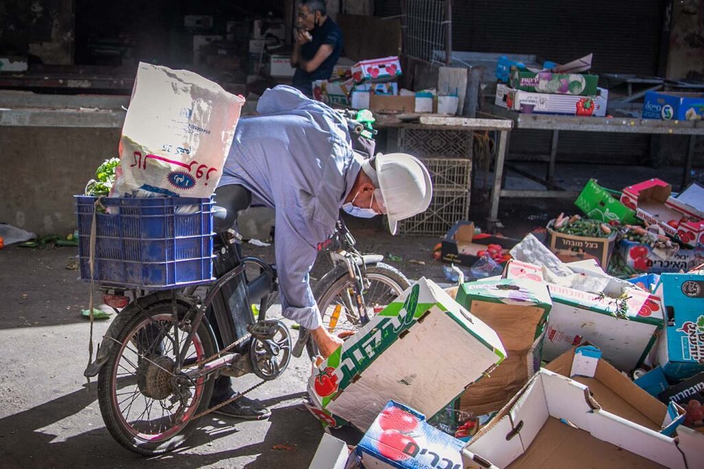 אדם מחפש שאריות מזון בשוק רמלה (צילום: יוסי אלוני / פלאש 90)