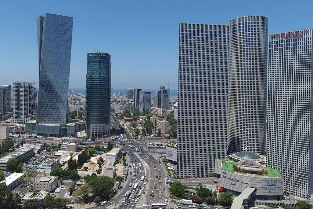 רחוב קפלן בתל אביב, במרכז: קריית הממשלה (צילום: Alexey Bogoslavsky - אלכסיי בוגוסלבסקי / ויקימדיה).