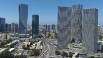 רחוב קפלן בתל אביב, במרכז: קריית הממשלה (צילום: Alexey Bogoslavsky - אלכסיי בוגוסלבסקי / ויקימדיה).