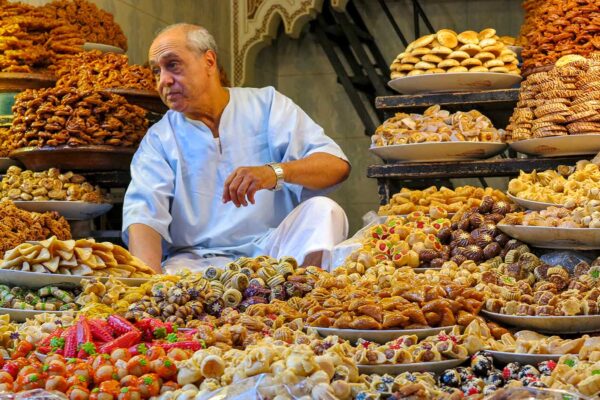 מוכר ממתקים בשוק העתיק של מרקש (צילום: casa.da.photo / Shutterstock.com)