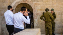 טלפונים מהדור הישן. האם עד 2025 לא תהיה להם קליטה? (צילום: קורינה קרן/פלאש90)